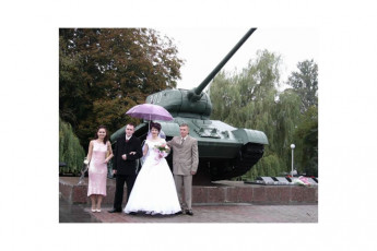 Bělorusko-fotografování svatby před tankem na náměstí