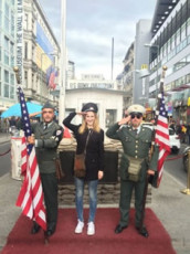 Checkpoint Charlie - nejznámější hraniční přechod mezi východním a západním Berlínem