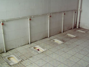 Čína-Typické záchody – šlapky