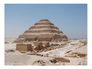 Nejstarší pyramida v Egyptě a jedna z nejstarších staveb na světě. Džoserova stupňovitá pyramida