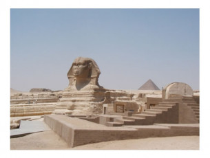 Slavná Sfinga. Je postavena v údolí pod pyramidami